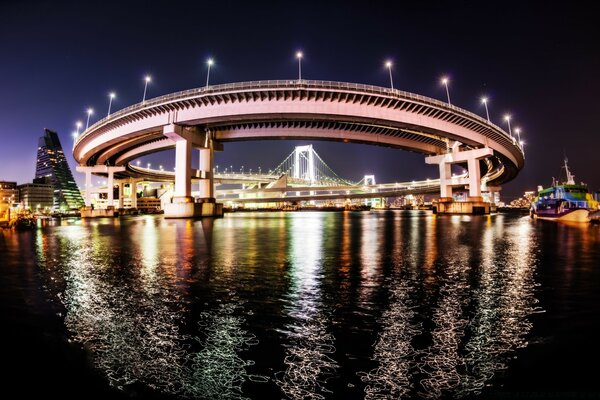 Закруглённый мост с вечерним освещением