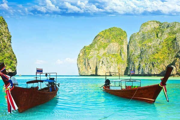 Bateaux sur l eau tropicale bleue