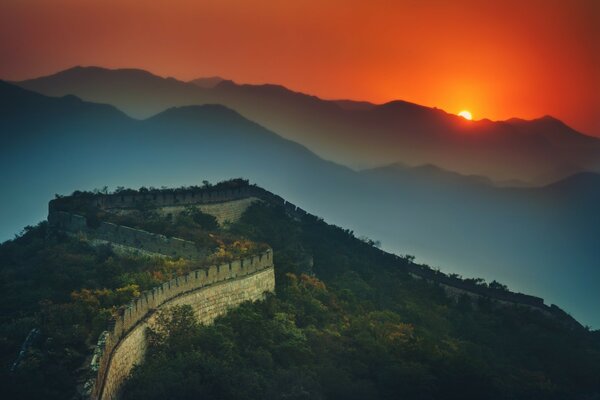 La Grande Muraille De Chine. Coucher de soleil rouge