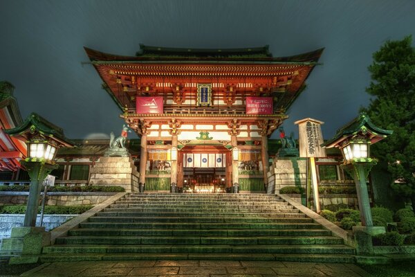 Asiatischer Tempel in der Nacht. Östliche Architektur