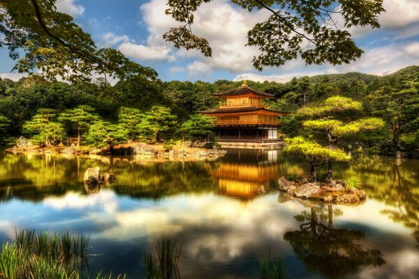 Templo asiático se refleja en el lago