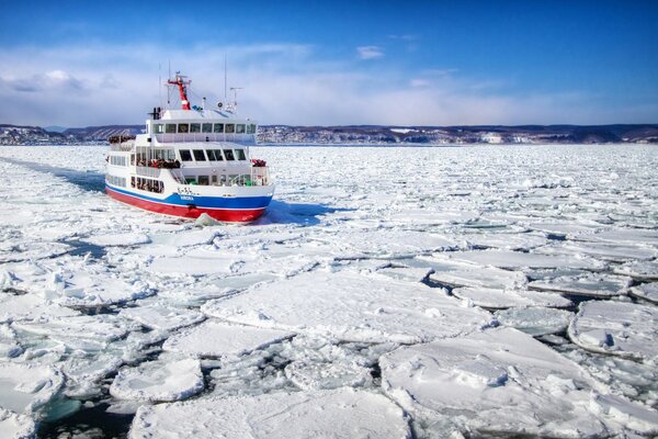 Ледокол в зимнем море