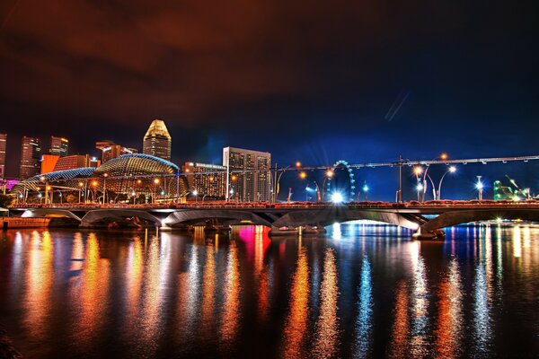 Vue sur le pont asiatique dans la soirée