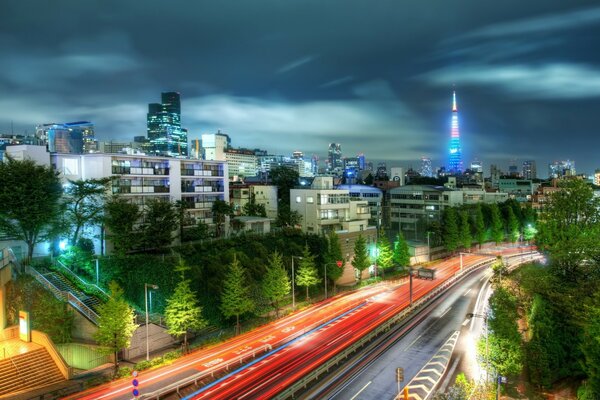 Carretera de la ciudad en las luces de la noche