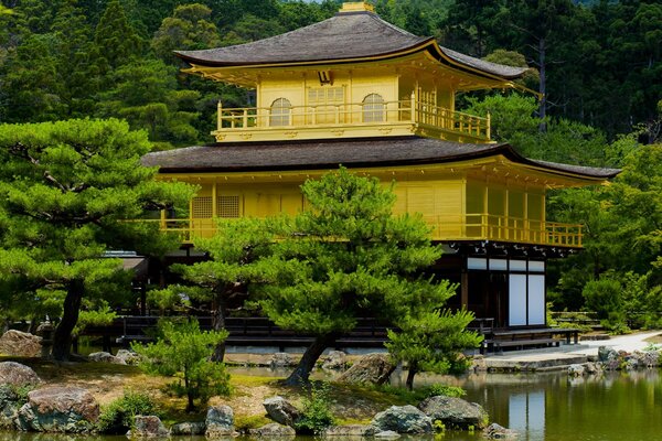 Temple asiatique en bois sur le rivage