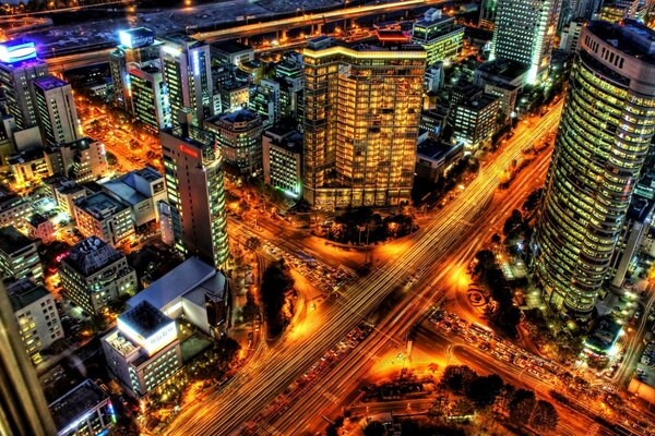 Rascacielos brillantes de la ciudad nocturna