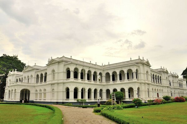 Palácio branco arquitetônico na Europa