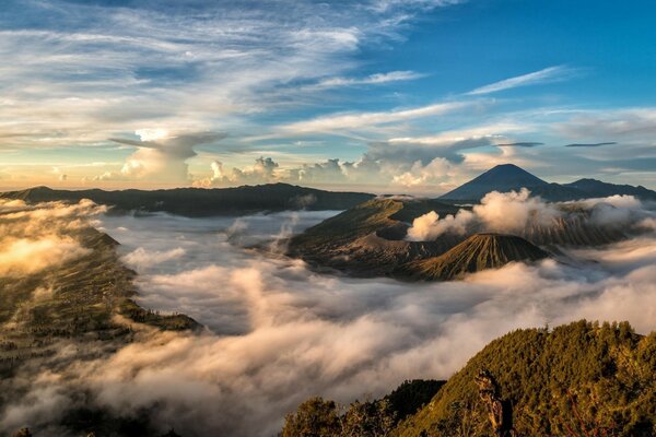 Paisaje de montaña en un día soleado