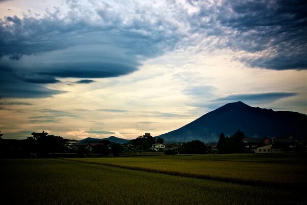 山那边的天空，山下的村庄