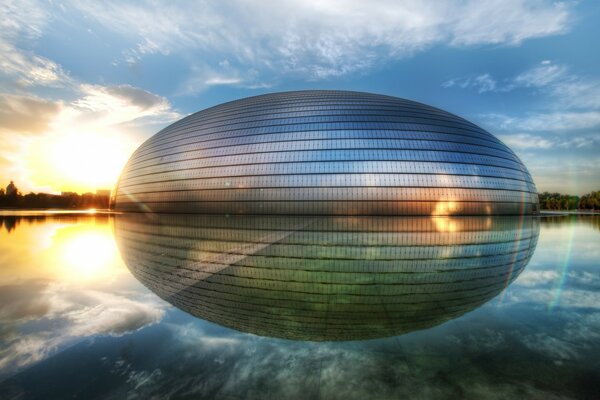 REFLEJO PERFECTO EN LA SUPERFICIE DEL ESPEJO DEL AGUA