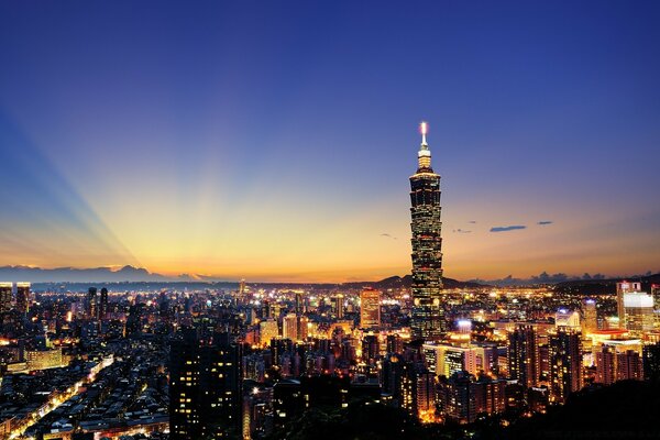 AMANHECER CHEGA À CIDADE COM UMA TORRE