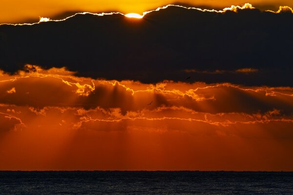 Aube sur la mer en Asie derrière les nuages