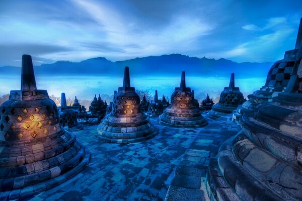 Asiatischer Tempel in der nebligen Dämmerung