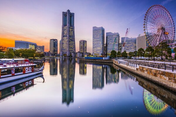 Puente sobre el río en una ciudad asiática