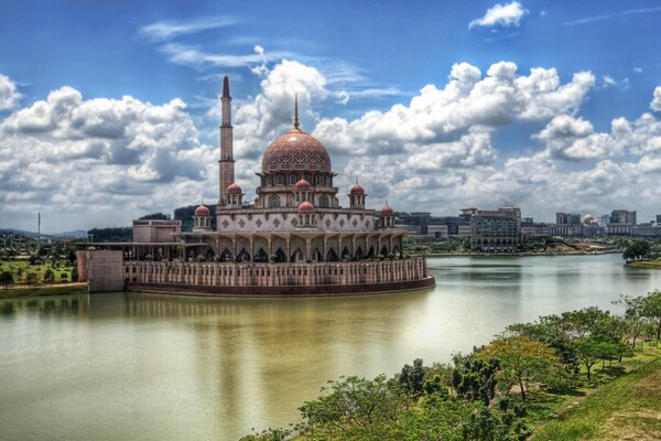 Tempio sul fiume in una giornata nuvolosa estiva