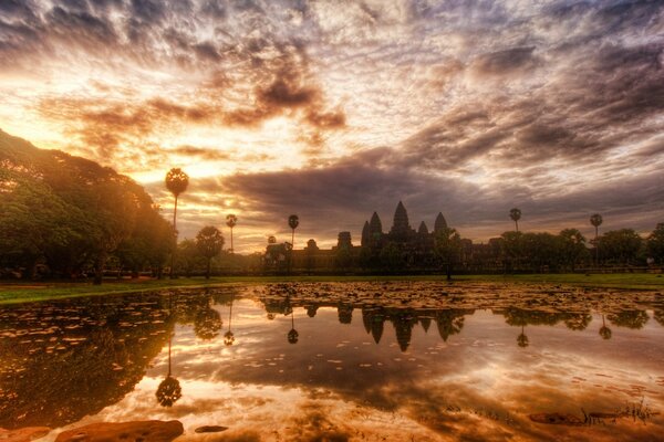 Der alte budistische Tempel spiegelt sich im Wasser wider