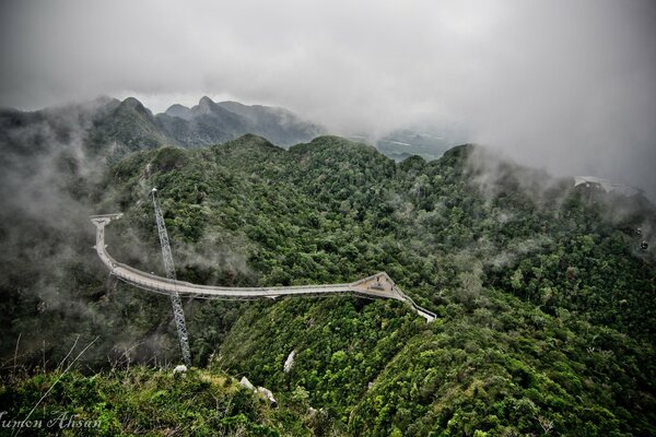 A estrada da montanha serpenteia pela encosta