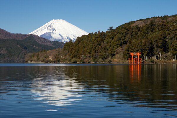 Ein See am Fuße des Mount Fuji