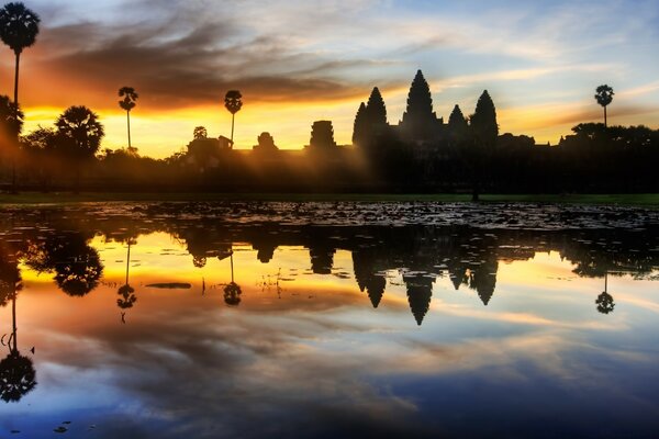 Der alte budistische Tempel spiegelt sich im Wasser wider