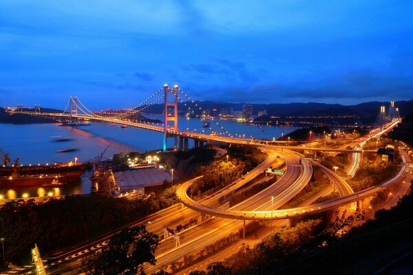 Viaduto livre à noite com ponte