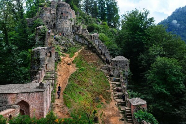 Descendre les escaliers au milieu des rochers