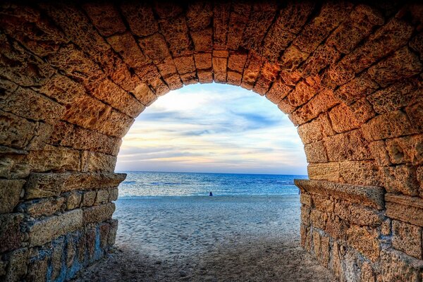 Viaggia attraverso bellissimi oceani e mari