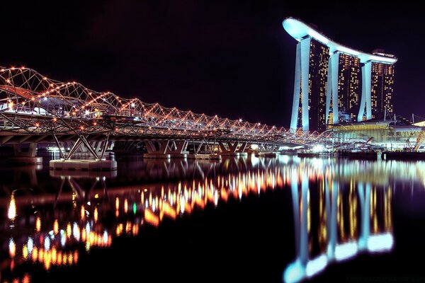 Ponte iluminada à noite