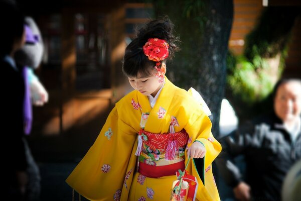 Menina em traje nacional chinês