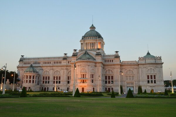 Majestuoso edificio en el césped verde