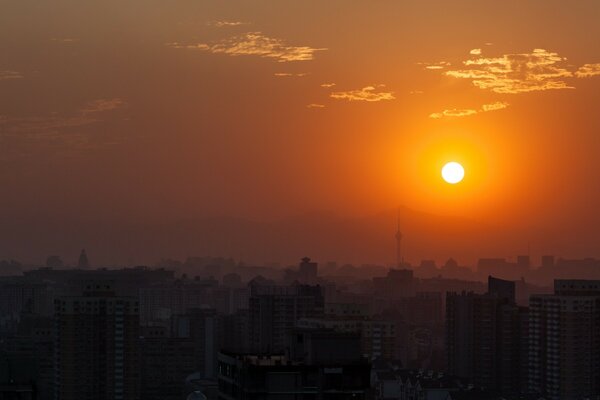 Brillante puesta de sol por la noche