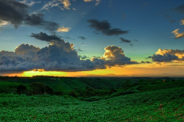 Nascer do sol com nuvens de tempestade