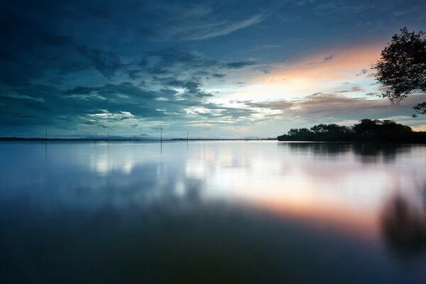 Reflexion des Sonnenuntergangs im Wasser Asien