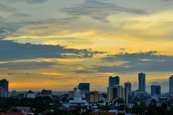 Blick auf den Sonnenuntergang aus der Höhe der Stadt