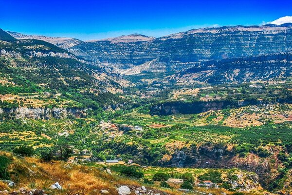 Viaje a través de las cimas infinitas de las montañas