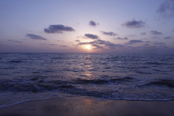 Dämmerung Sonnenuntergang am Strand auf Himmelshintergrund