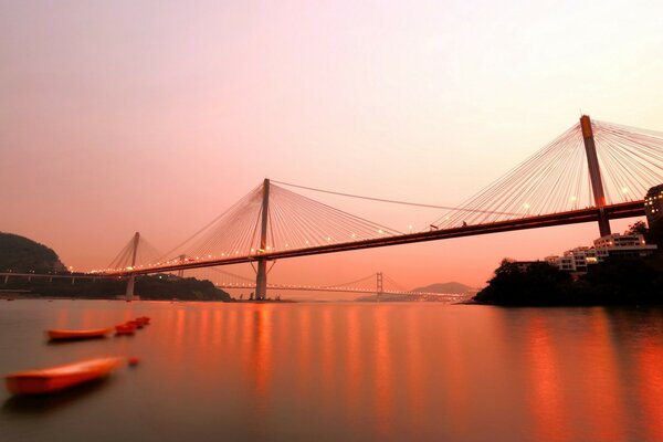 Puente colgante en rosa puesta de sol