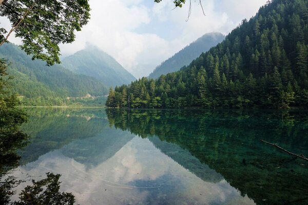 Paisagem montanhosa em um rio limpo