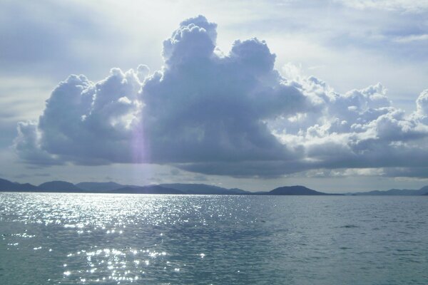 Paysage de la mer étincelante sans fin