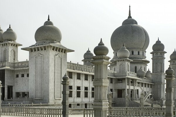 Asiatisches religiöses Gebäude mit Kuppeln