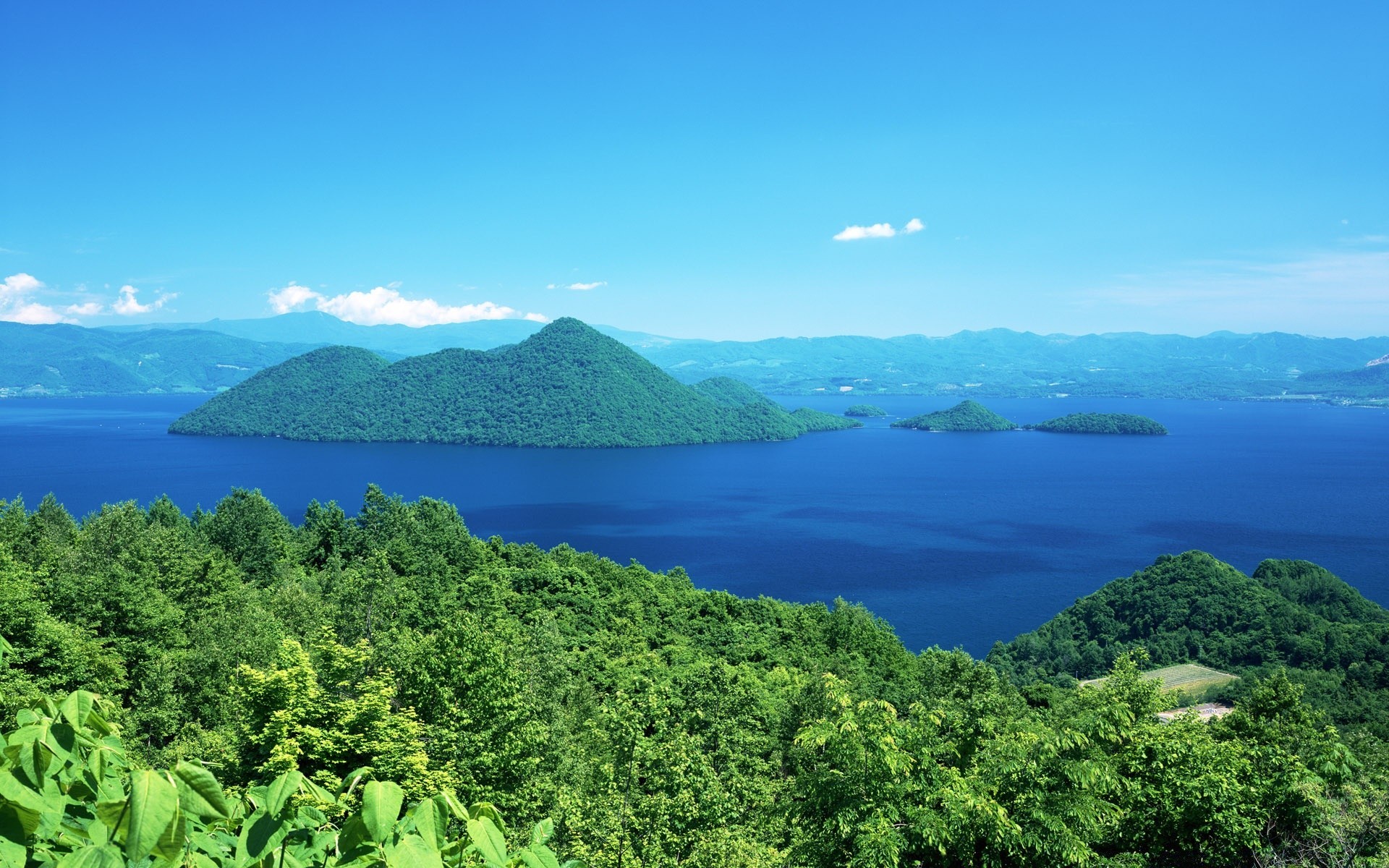 亚洲 自然 水域 旅游 景观 山 天空 夏天 户外 木材 奇观 岛 树 山 风景 湖 热带