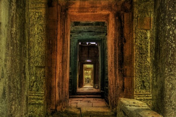 Enfilada em um antigo palácio abandonado