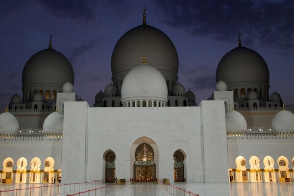 Architektur und Religion Asiens. Kuppel des Minaretts