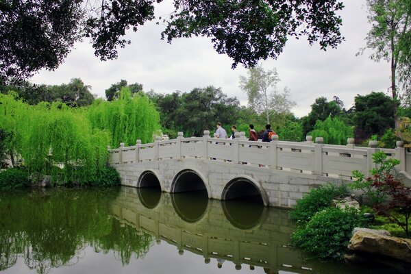 Şehir parkı göletinin karşısındaki köprü