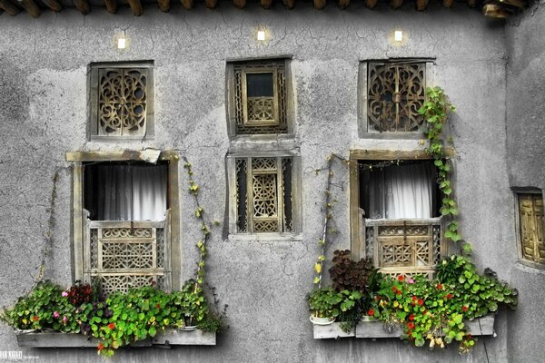 Janelas com varandas em estilo oriental