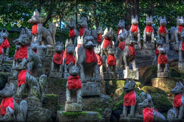 Statues de chiens antiques emblématiques