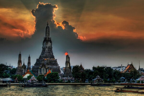 Asia, el encantador cielo de la puesta de sol sobre la arquitectura