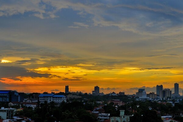 Blick auf den Sonnenuntergang im Hintergrund der Stadt