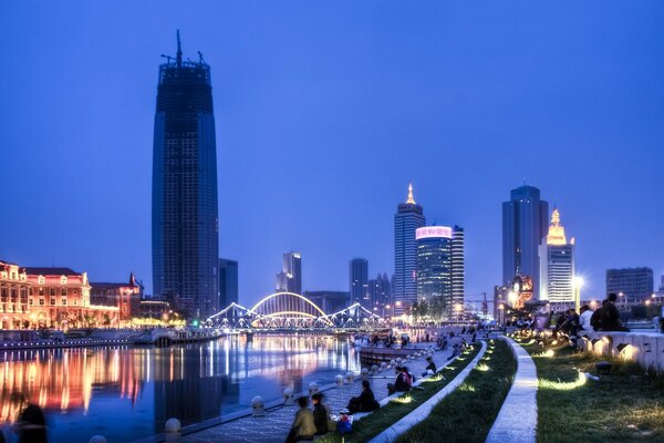 Luces de la gran ciudad al atardecer