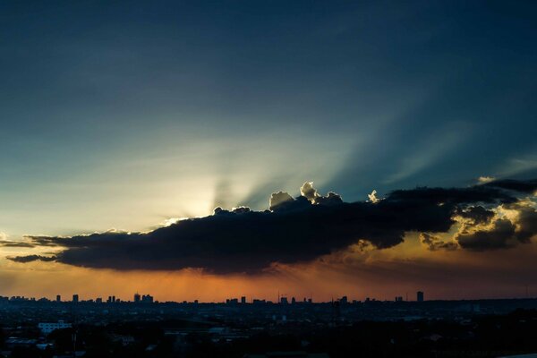 O sol através das nuvens ao pôr do sol