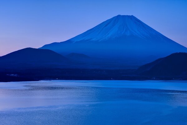 Lago azul en las montañas azules